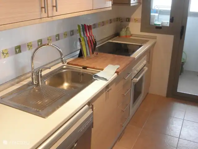 Residencial Puerto Marino en España, Costa Blanca, Guardamar del Segura - apartamento cocina totalmente equipada que incluye lavavajillas, horno, utensilios de cocina, microondas, nevera/congelador, cafetera y más
