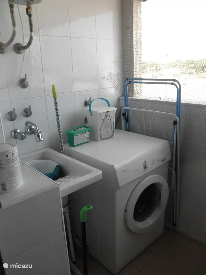junto a la cocina encontrarás la lavadora y también tendedero y pinzas así como utensilios de limpieza
