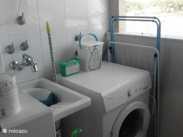 Residencial Puerto Marino en España, Costa Blanca, Guardamar del Segura - apartamento junto a la cocina encontrarás la lavadora y también tendedero y pinzas así como utensilios de limpieza