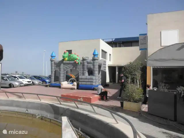 Residencial Puerto Marino en España, Costa Blanca, Guardamar del Segura - apartamento Cuando haya pasado el contenedor amarillo y camine un poco más, llegará a uno de los restaurantes del puerto. Esto tiene un castillo hinchable para los niños los fines de semana, a menudo también todos los días durante las vacaciones de verano.