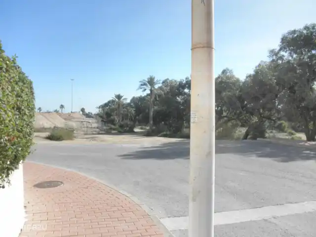 Residencial Puerto Marino en España, Costa Blanca, Guardamar del Segura - apartamento Gire a la izquierda cuando salga del bloque 3 y abandone el sitio por la entrada lateral del lado de la puerta de entrada. Gira de nuevo a la izquierda y cruza la calle por el camino de tierra de camino a la playa.