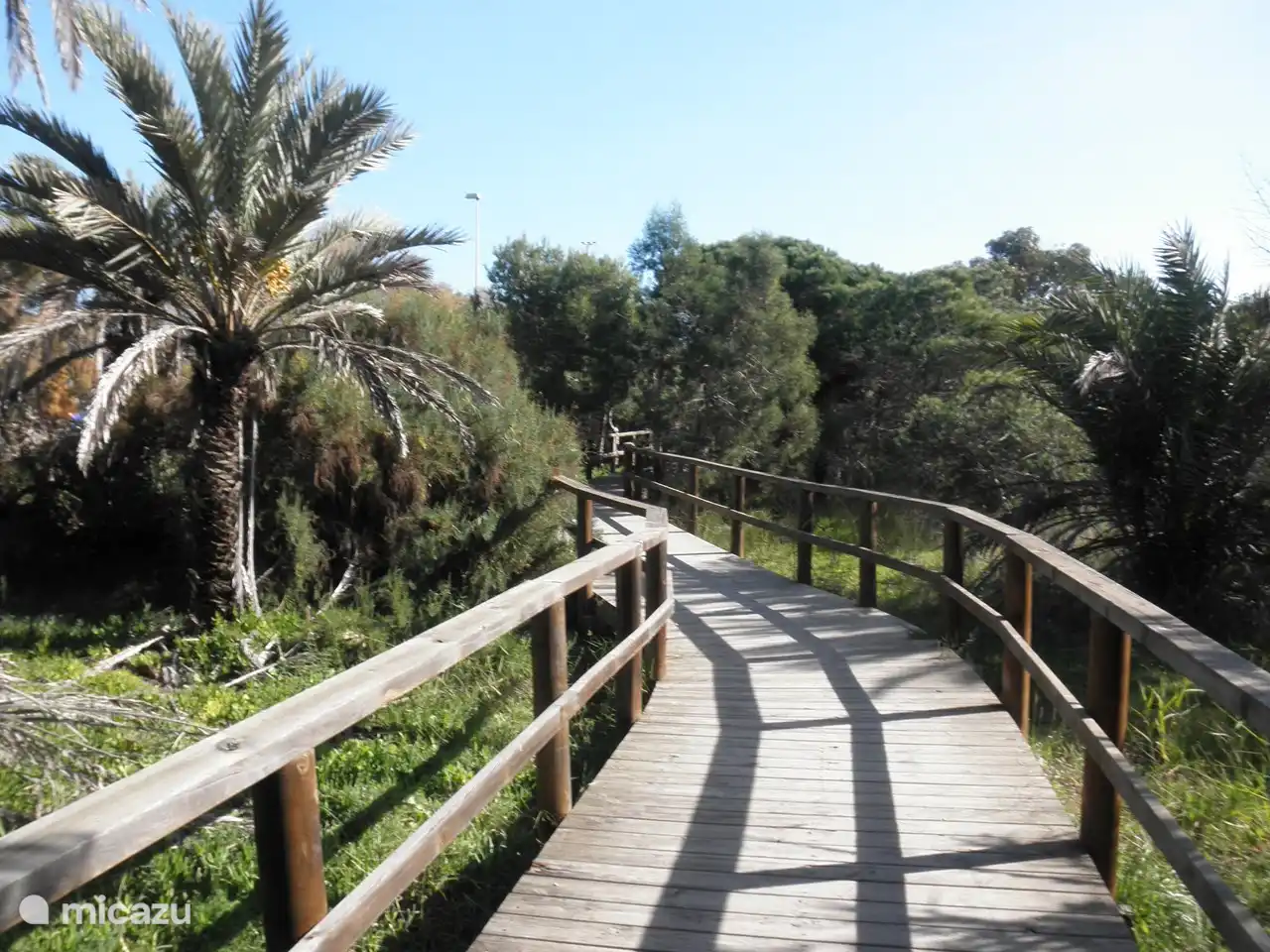 Relájate y ya casi estás en la playa y el mar Mediterráneo.