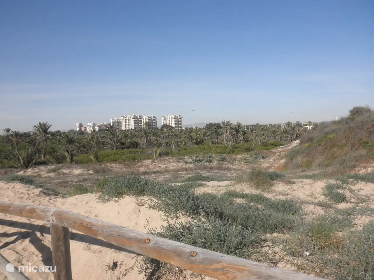 Después de enjuagar la arena, verá los edificios de apartamentos del Residencial Puerto Marino. Bloque 3 a la derecha.