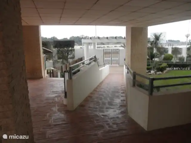 Residencial Puerto Marino en España, Costa Blanca, Guardamar del Segura - apartamento La entrada también es apta para sillas de ruedas.
Por supuesto, también es ideal para cochecitos o bicicletas.