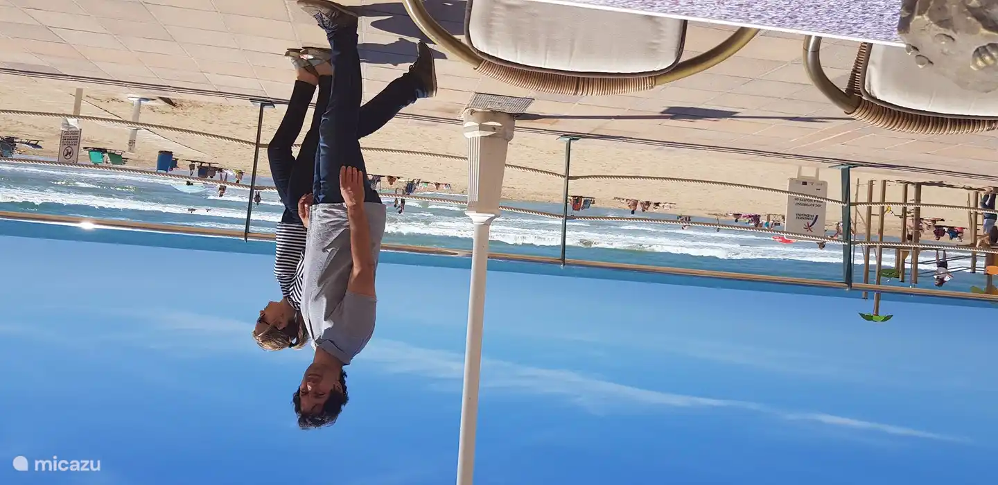 Terrazas en abundancia. Alquiler de hamacas con sombrilla.