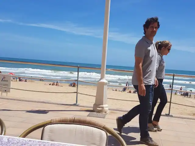 Residencial Puerto Marino en España, Costa Blanca, Guardamar del Segura - apartamento Terrazas en abundancia. Alquiler de hamacas con sombrilla.