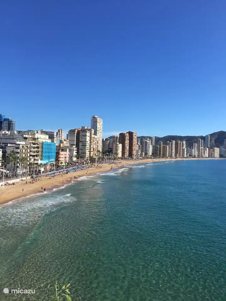 Descripción general de la playa de arena con su bulevar.