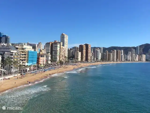 Residencial Puerto Marino en España, Costa Blanca, Guardamar del Segura - apartamento Descripción general de la playa de arena con su bulevar.