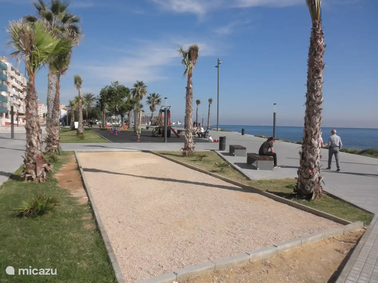 En este agradable bulevar también se pueden encontrar áreas de juego para jóvenes y mayores.