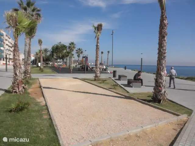 Residencial Puerto Marino en España, Costa Blanca, Guardamar del Segura - apartamento En este agradable bulevar también se pueden encontrar áreas de juego para jóvenes y mayores.