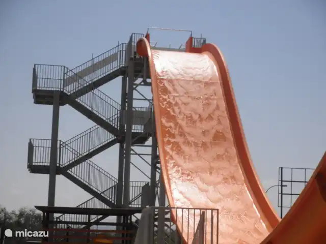 Residencial Puerto Marino en España, Costa Blanca, Guardamar del Segura - apartamento Bajo la supervisión de un socorrista, puedes subirte a un neumático de este tobogán de agua.