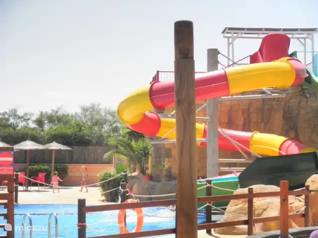 Residencial Puerto Marino en España, Costa Blanca, Guardamar del Segura - apartamento También hay un tobogán para los más pequeños en el parque.