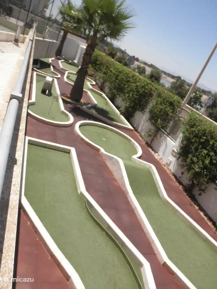 golf en miniatura largo con muchos hoyos para mucha diversión. palos y pelotas están en el apartamento.