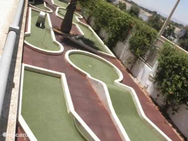 Residencial Puerto Marino en España, Costa Blanca, Guardamar del Segura - apartamento golf en miniatura largo con muchos hoyos para mucha diversión. palos y pelotas están en el apartamento.
