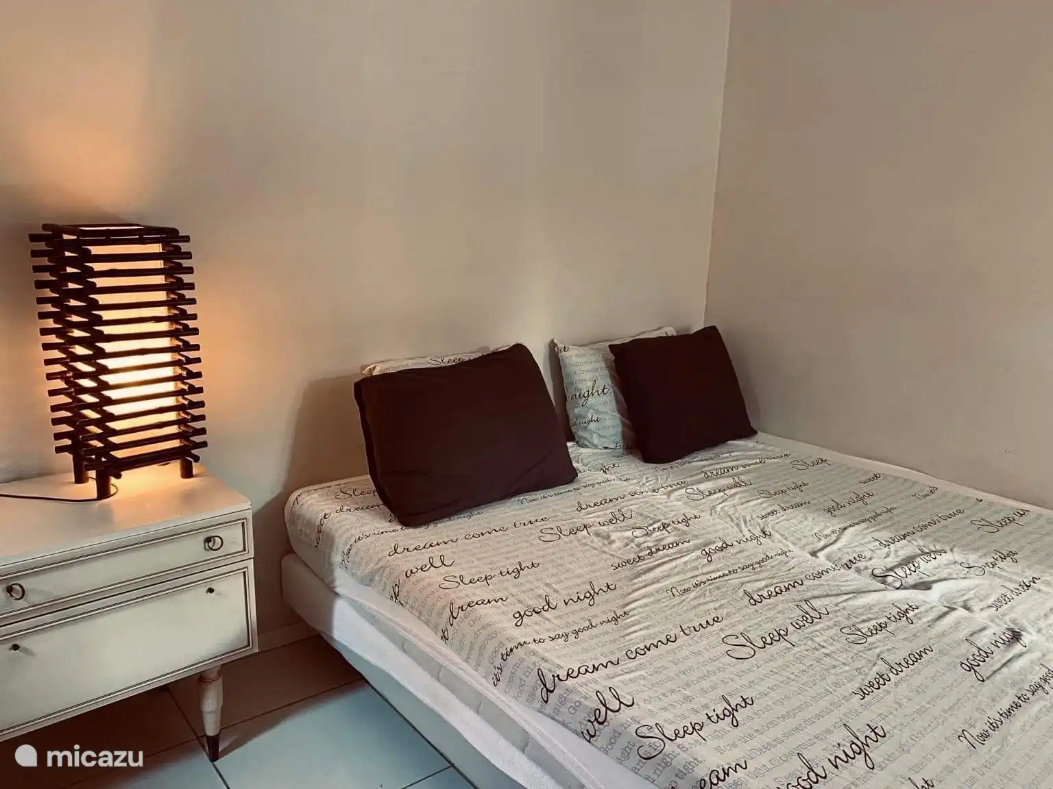 Dormitorio con dos camas individuales 