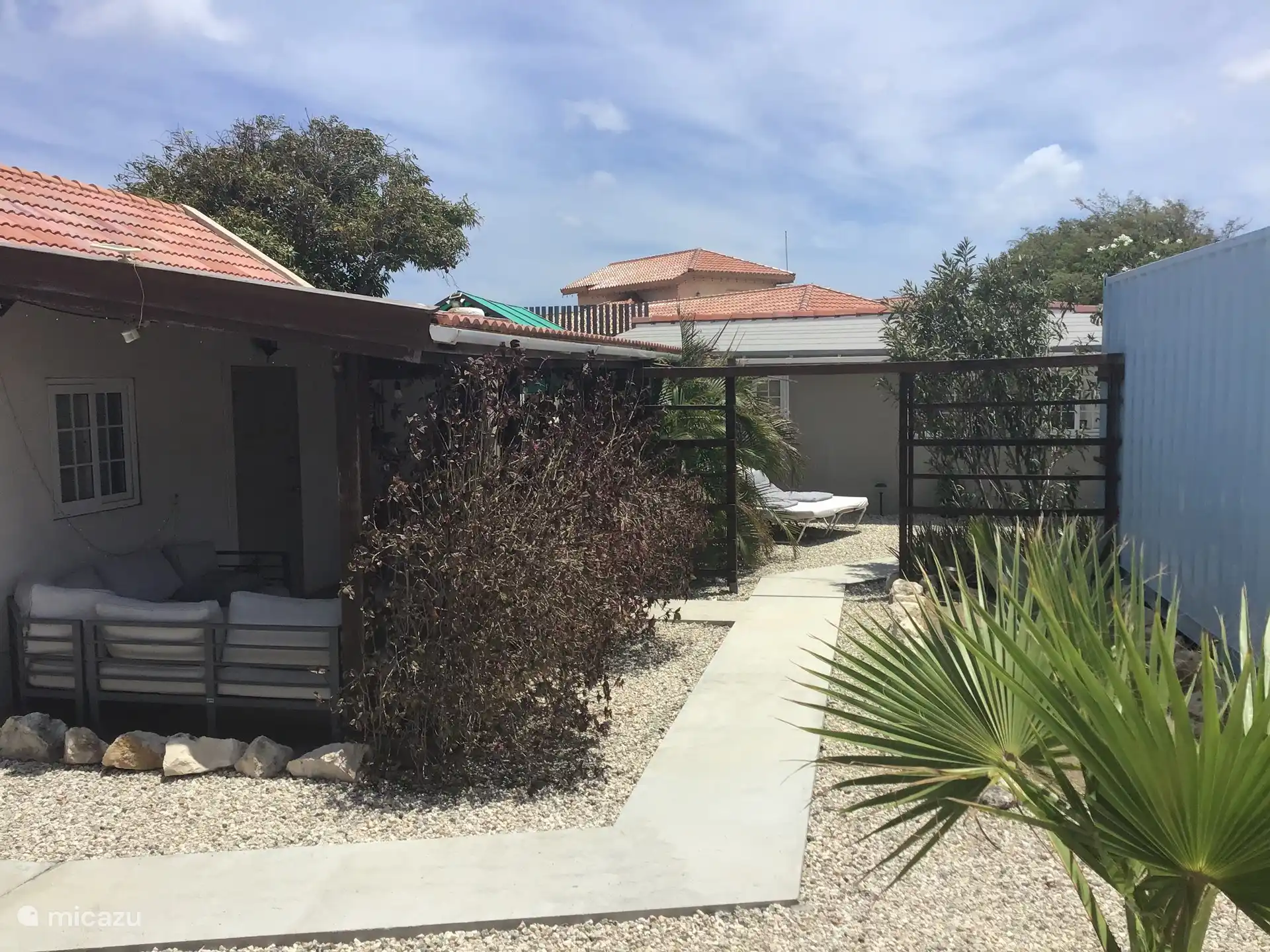 También el paso al apartamento independiente 