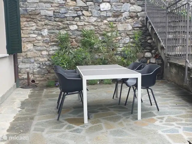 Casa Marianne | Italie, Lac de Côme, Gravedona - appartement Jardin avec table à manger pour les repas en plein air.