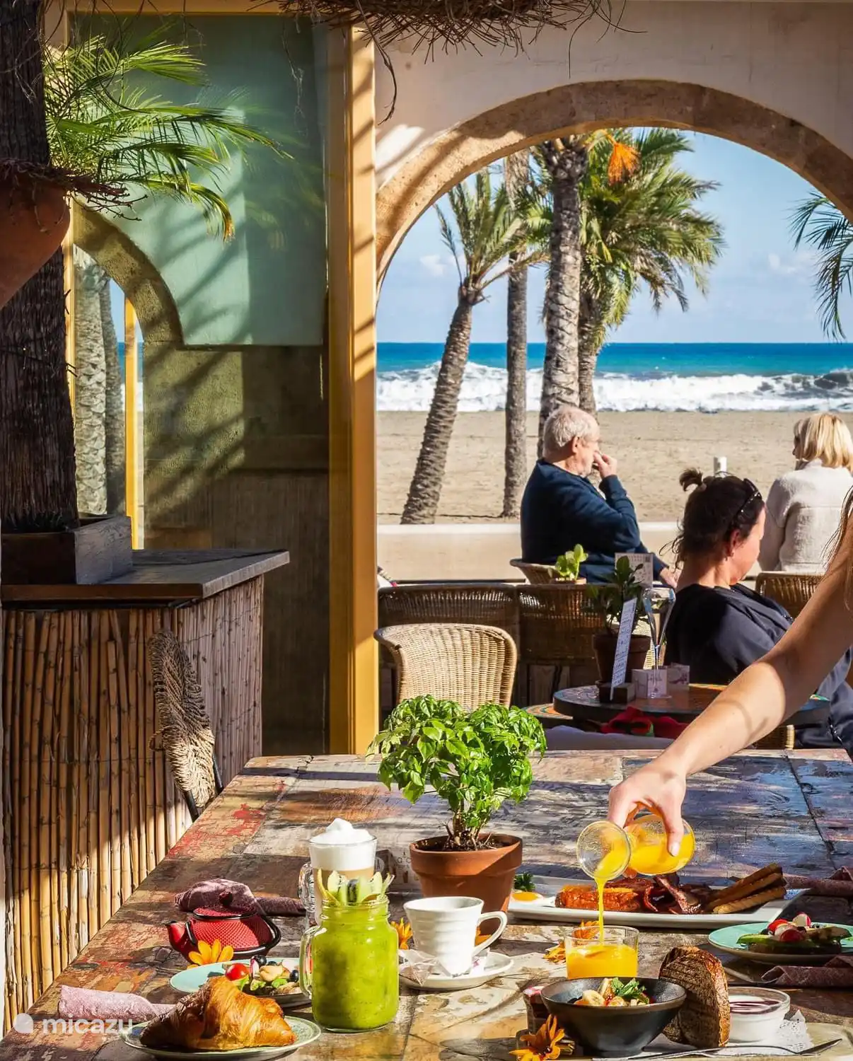 Es ist köstlich, in einer der vielen Bars in Strandnähe zu frühstücken. 