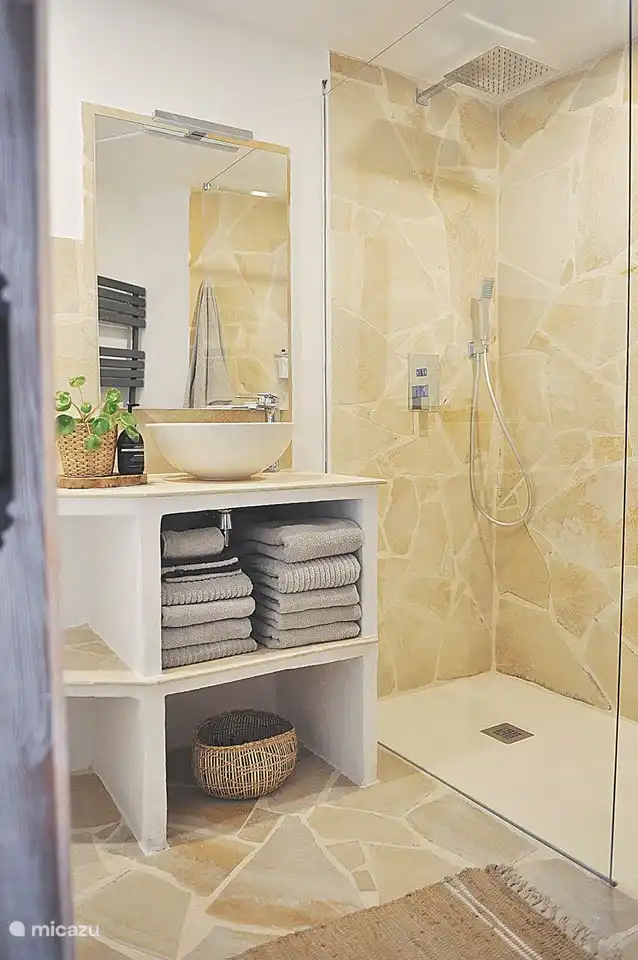 De badkamer is voorzien van een ruime inloopdouche, wasbak met ruime spiegel, toilet, voldoende bergruimte, handzeep, zachte handdoeken, haardroger, weegschaal & een radiator voor de handdoeken. 