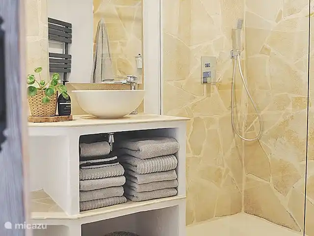 Perla del Arenal * 100m del bulevar en España, Costa Blanca, Jávea - apartamento El baño tiene una amplia ducha a ras de suelo, lavabo con espejo grande, inodoro, suficiente espacio de almacenamiento, jabón de manos, toallas suaves, secador de pelo, báscula y un radiador para las toallas.