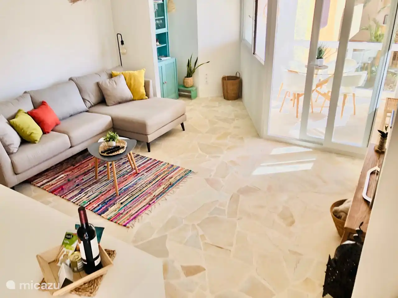 Vanuit de leefruimte heb je toegang tot het terras via het schuifraam. Door de aanwezigheid van het grote schuiframen, heb je ook veel licht id leefruimte.