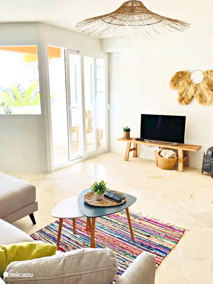 De flatscreen tv heeft Tv vlaanderen en Google Chromecast. De wifi is van zéér goede kwaliteit. 