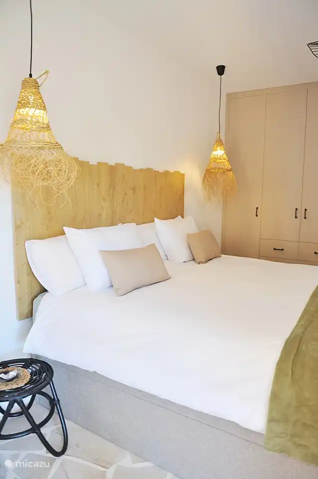 De masterbedroom heeft een boxspring bed van 180x210 met een top kwaliteitsmatras van 30 cm.. Verder is er airco, een raam met zicht op de tuin, muggenraam & rolluik én een ruime ingebouwde kast. (er is ook verwarming aanwezig) 