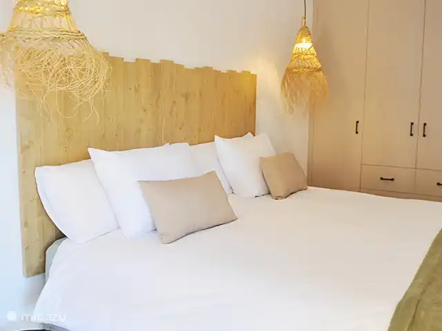 Perla del Arenal * 100m del bulevar en España, Costa Blanca, Jávea - apartamento El dormitorio principal tiene cama box spring de 180x210 con colchón de primera calidad de 30 cm, aire acondicionado, ventana con vista al jardín, mosquitera y persiana enrollable y un amplio armario empotrado. (también hay calefacción disponible)