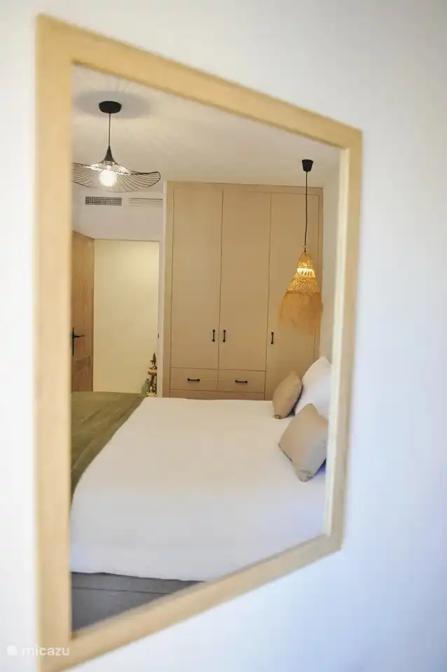 De master bedroom heeft ingebouwde kasten en dus voldoende bergruimte voor jullie spulletjes. Valiezen kunnen onder de ruimte in het bed geplaatst worden.