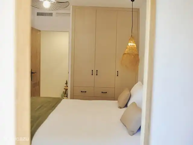Perla del Arenal * 100m del bulevar en España, Costa Blanca, Jávea - apartamento El dormitorio principal tiene armarios empotrados y por lo tanto suficiente espacio de almacenaje para tus pertenencias. Las maletas se pueden colocar debajo del espacio en la cama.