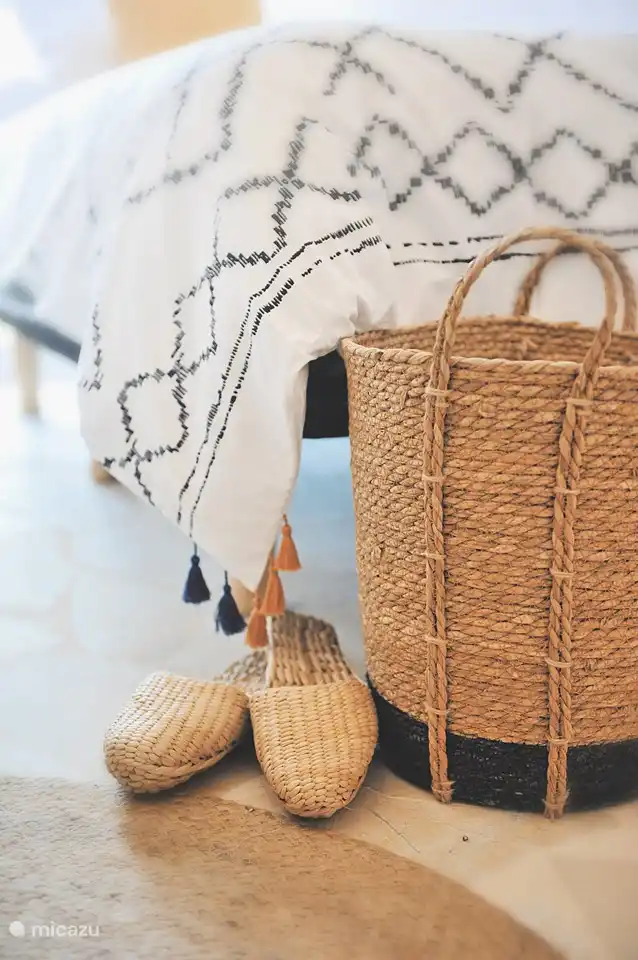 Alles (decoratie, dekens, kussens..) werd met zorg gekozen en ademt een mediterraans tintje 