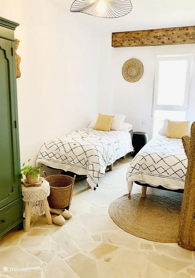 Slaapkamer 2 heeft 2 enkele bedden van 80 x 210, airco, kleerkast, grote spiegel, muggenraam, rolluik... 