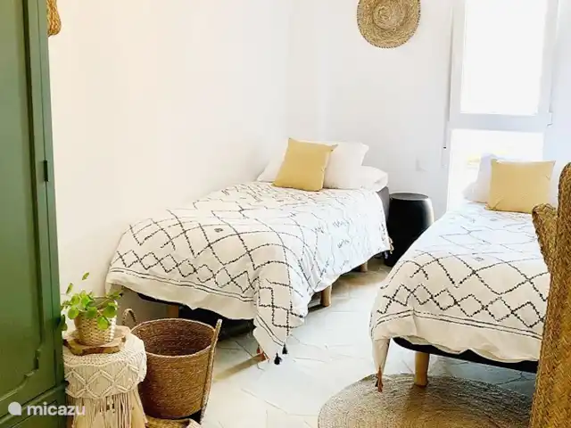 Perla del Arenal * 100m del bulevar en España, Costa Blanca, Jávea - apartamento El dormitorio 2 tiene 2 camas individuales de 80 x 210, aire acondicionado, armario, espejo grande, mosquitera, persiana enrollable...