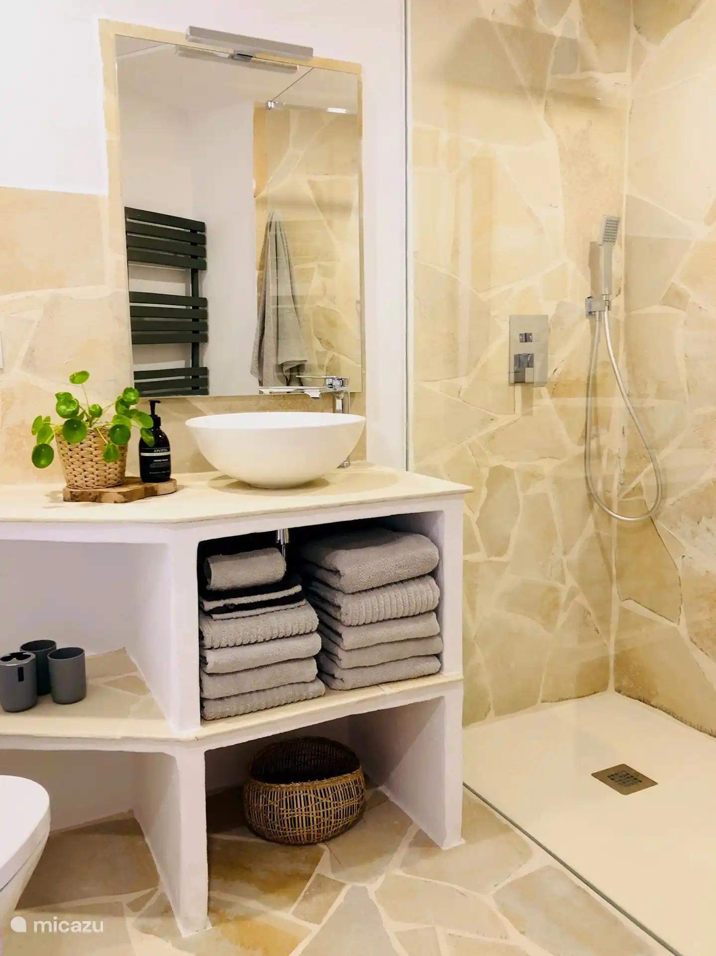 De badkamer is uitgerust met een ruime inloopdouche, afzuiging, lavabo, spiegel, toilet, handdoekverwarming, haardroger, weegschaal, handzeep, zeepjes, voldoende en zachte handdoeken, badmatje... 