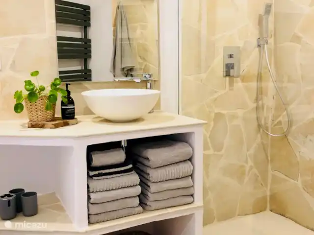 Perla del Arenal * 100m del bulevar en España, Costa Blanca, Jávea - apartamento El baño está equipado con una amplia cabina de ducha, extracción, lavabo, espejo, WC, calentador de toallas, secador de pelo, báscula, jabón de manos, jabones, toallas suficientes y suaves, alfombra de baño...