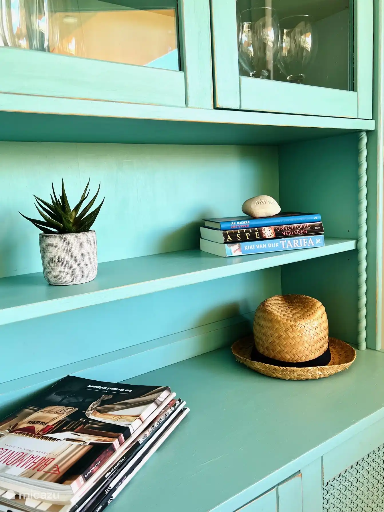 Diverse NL talige romans liggen ter beschikking