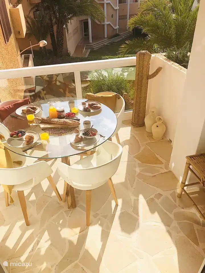 Je hebt geen inkijk op het terras en geniet er in alle rust van een zonnig ontbijtje... Ook een parasol, droogrekje en ventilator zijn voorzien. 