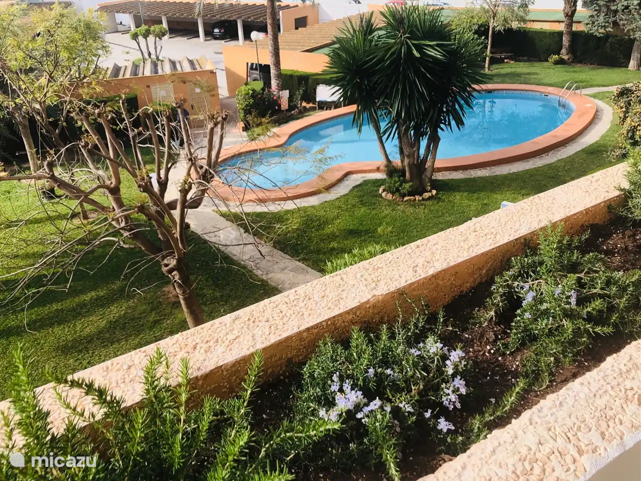 Vanop het terras heb een perfect zicht op het zwembad. 