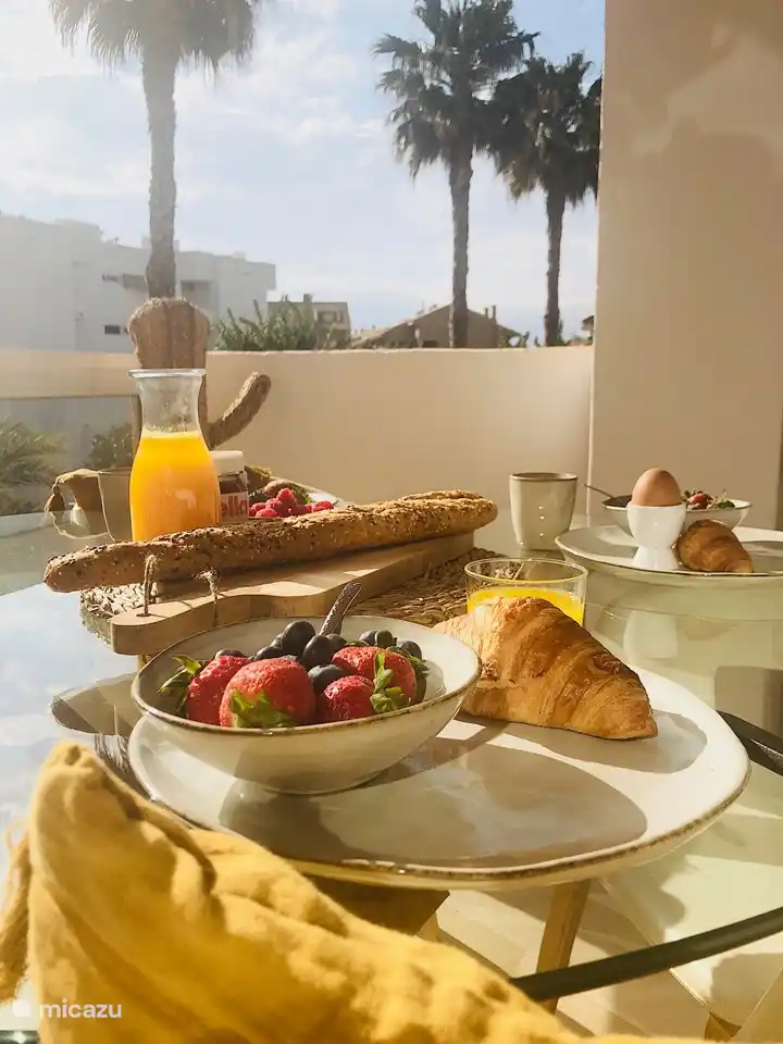 Zalig toch... ontbijten met zicht op palmbomen :-) Kortbij liggen er 2 heerlijke bakkerijen en uiteraard kun je ook overal ontbijten langs de boulevard :-) 