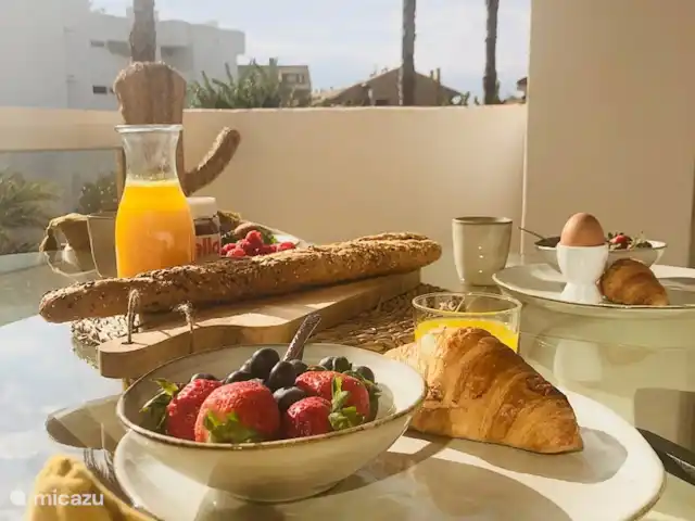 Perla del Arenal * 100m del bulevar en España, Costa Blanca, Jávea - apartamento ¿No es maravilloso... desayunar con vistas a las palmeras :-) Hay 2 deliciosas panaderías cerca y, por supuesto, también puedes desayunar en cualquier lugar del bulevar :-)