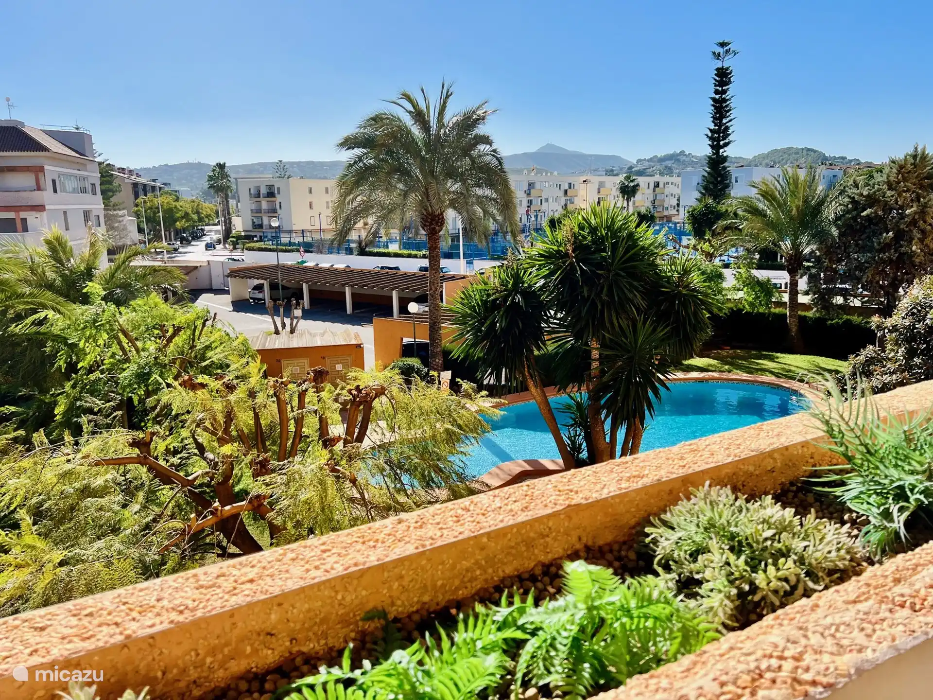 Open zicht op de goed onderhouden tuin.