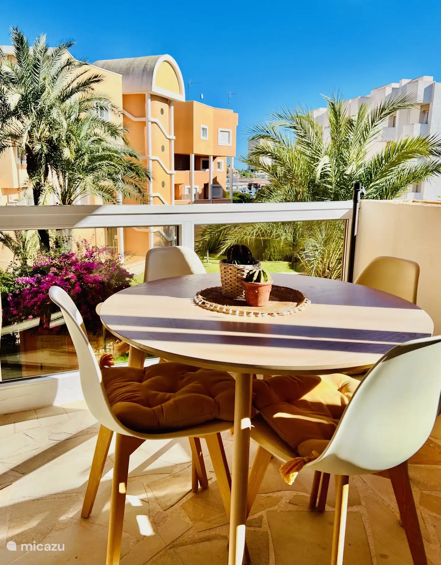 Heerlijk ontbijten, lunchen... in het zonnetje.