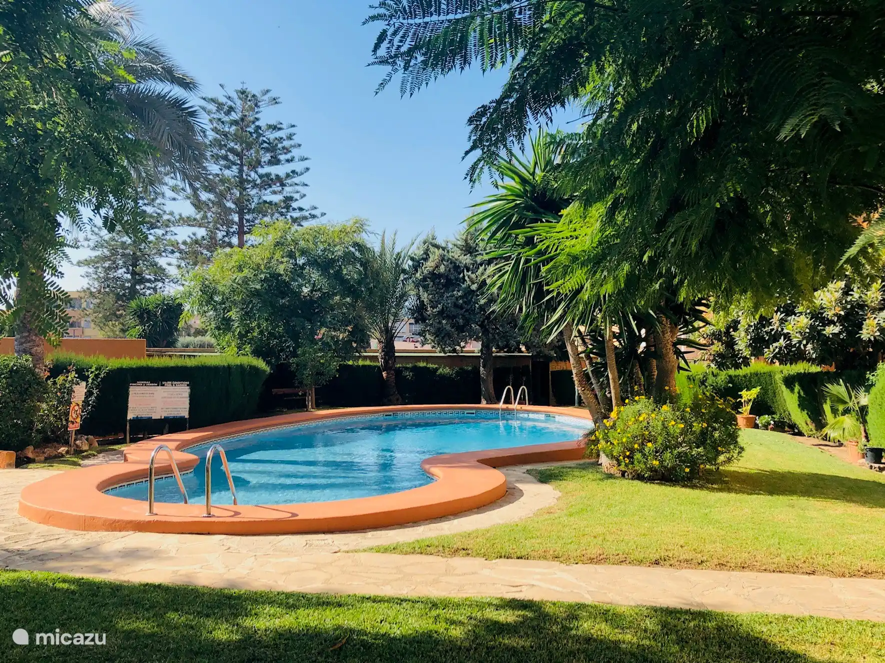 Naast het zwembad vind je de privé berging terug met strandstoelen, ligbedden...