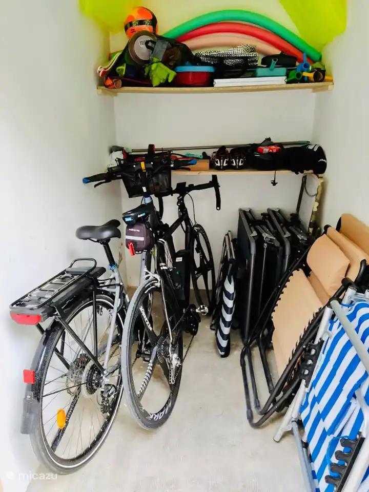 In de privé berging op het gelijkvloers is er plaats voor fietsen, surfplanken, een golfzak.... Strandstoelen, ligbedden, parasols & speeltjes staan standaard in de berging. Fietsen zijn NIET aanwezig (fietsen op de foto zijn enkel als voorbeeld) 