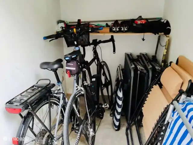 Perla del Arenal * 100m del bulevar en España, Costa Blanca, Jávea - apartamento En el trastero privado de la planta baja hay espacio para bicicletas, tablas de surf, una bolsa de golf... Sillas de playa, tumbonas, sombrillas y juguetes son estándar en el trastero. Las bicicletas NO están disponibles (las bicicletas de la foto son solo a modo de ejemplo)