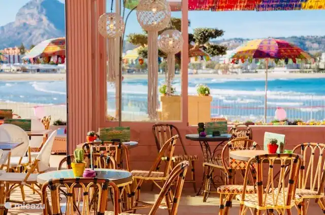 De Arenal boulavard is ideaal voor groot én klein. Je vindt er vele hippe bars, restaurantjes... en voor de kleintjes zijn er diverse speeltuintjes op het strand. 