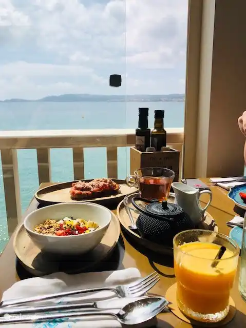 Ontbijten doen de Spanjaarden het liefst buitenshuis! Bijna in elke horecazaak kun je terecht voor een heerlijke tostada met tomaat of een croissant in 't vuistje... En als het iets uitgebreider mag zijn, vind je zeker ook je gading in één van de hippere barretjes... Foto= Cala Bandida (haven)