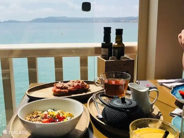 Perla del Arenal * 100m del bulevar en España, Costa Blanca, Jávea - apartamento ¡Los españoles prefieren desayunar al aire libre! Puedes ir a casi todos los establecimientos de hostelería a por una rica tostada con tomate o un croissant en el puño... Y si quieres algo más extenso, seguro que encuentras lo que buscas en alguno de los bares de moda... Foto = Cala Bandida (puerto)