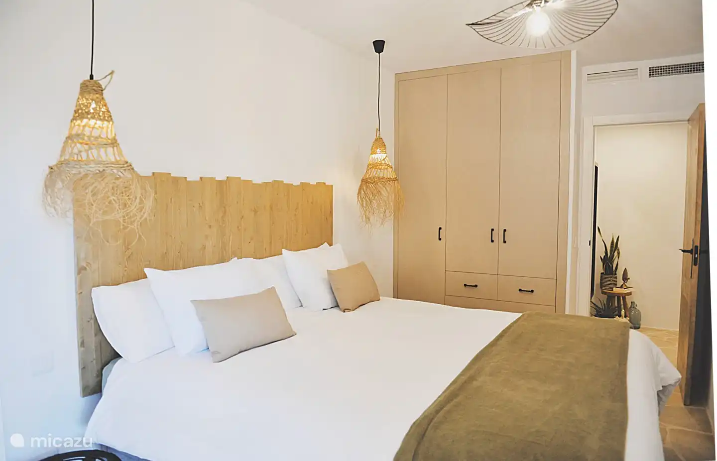 De hoofdslaapkamer is uitgerust met een ruime boxspring, heerlijke matras en diverse modellen hoofdkussens. Ook is er airco & voldoende bergruimte. Het raam heeft een rolluik en een muggensper. 