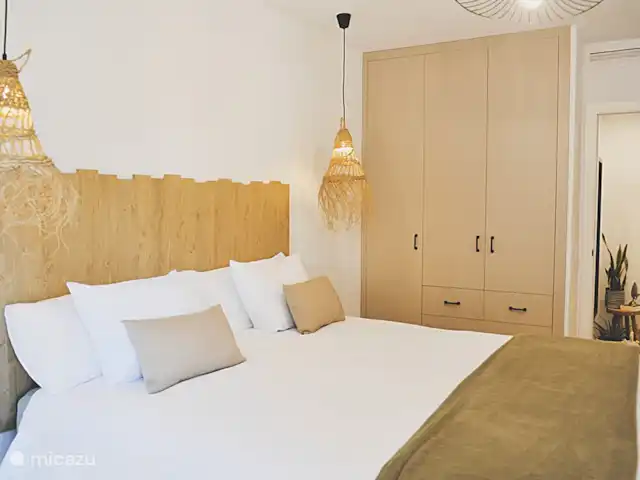 Perla del Arenal * 100m del bulevar en España, Costa Blanca, Jávea - apartamento El dormitorio principal está equipado con un espacioso somier, un maravilloso colchón y varios modelos de almohadas. También hay aire acondicionado y suficiente espacio de almacenamiento. La ventana tiene una persiana enrollable y una barrera contra mosquitos.